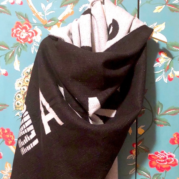 Levi’s scarf - Picture 1 of 3